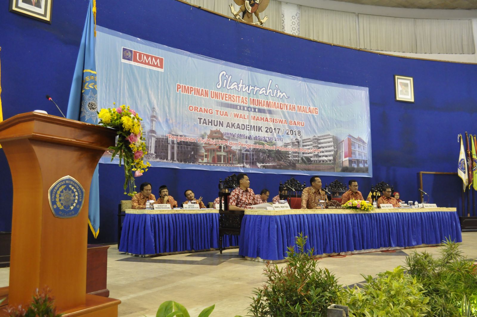 Rectorates and deans during the moment of silaturrahim and a dialogue event with new students